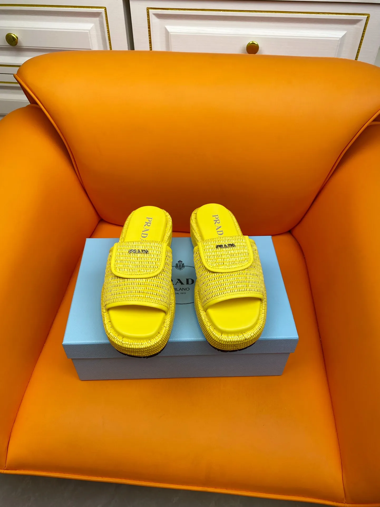 👟👟Ex-factory price 520👟👟 PRADA 2024ss raffia woven slippers This year's popular straw series, lazy people's must-have slippers are so good-looking on the feet. The whole pair of shoes is light, comfortable and bright colors meet the various choices of fashionable people of different styles! Original custom-made raffia Sheepskin lining 1:1 open mold outsole Size number: 35-39 (40 customizations are not returnable)